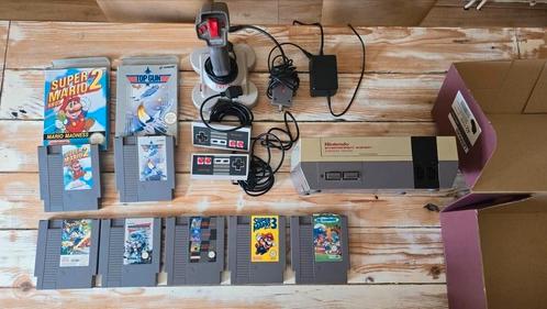 Nintendo nes 1985 met 2 controllers joystick en spellen., Spelcomputers en Games, Spelcomputers | Nintendo NES, Zo goed als nieuw