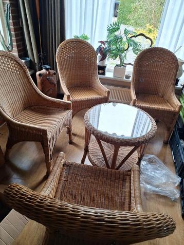 Rotan stoelen set met tafel beschikbaar voor biedingen