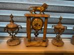 Antieke marmeren pendule met leeuw en vazen, Ophalen