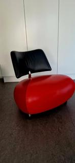 Leolux design fauteuil - Rode zitting, zwarte rugleuning, Huis en Inrichting, Fauteuils, Ophalen, Design, 75 tot 100 cm, Zo goed als nieuw