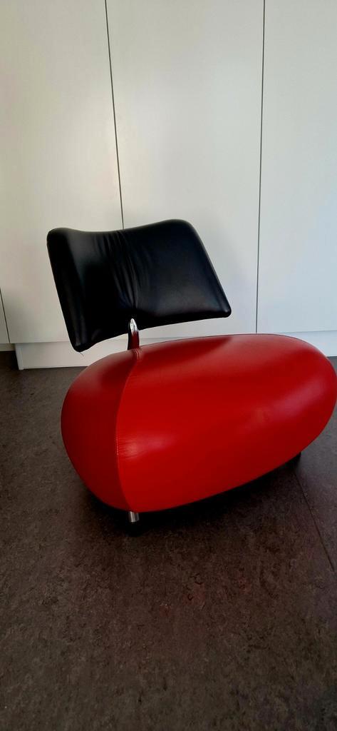 Leolux design fauteuil - Rode zitting, zwarte rugleuning, Huis en Inrichting, Fauteuils, Zo goed als nieuw, Leer, Metaal, 75 tot 100 cm