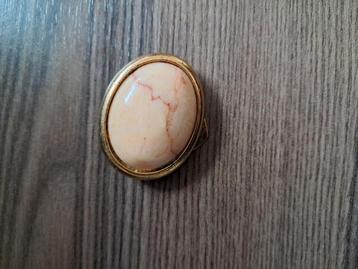 Broche in goede staat beschikbaar voor biedingen