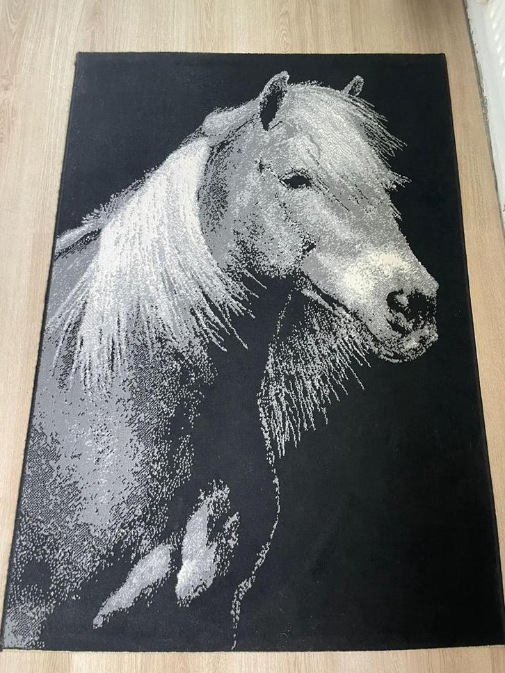 Zwart vloerkleed met paard, 120x170cm, Huis en Inrichting, Stoffering | Tapijten en Kleden, Zo goed als nieuw, 100 tot 150 cm