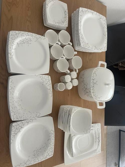 Complete service set, Huis en Inrichting, Keuken | Servies, Zo goed als nieuw, Bord(en), Overige stijlen, Ophalen