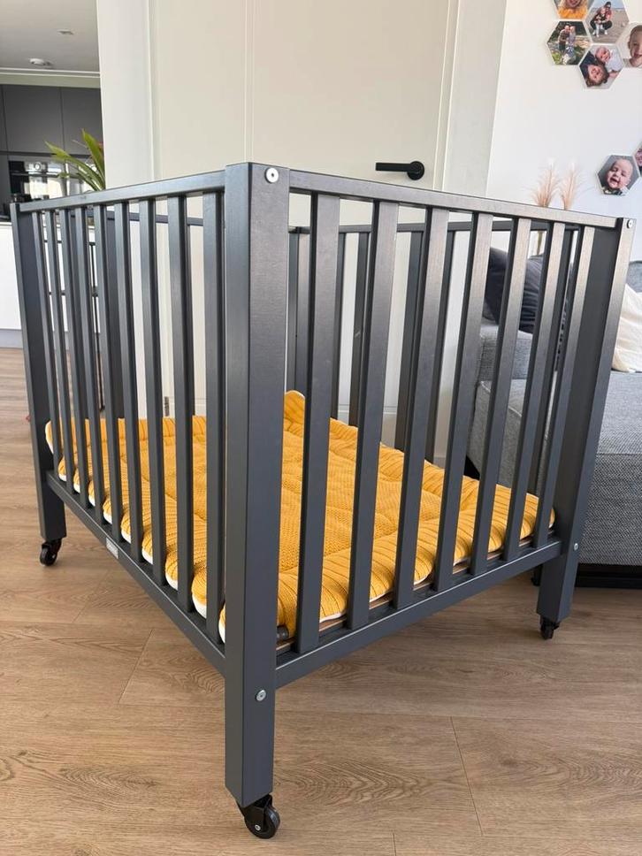 Bopita box met wieletjes antraciet grijs, Kinderen en Baby's, Boxen, Zo goed als nieuw, Vierkant, In hoogte verstelbaar, Boxkleed