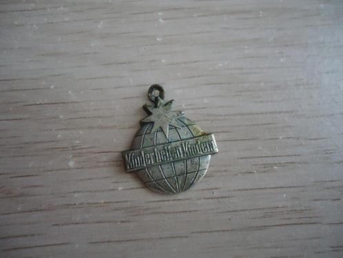 vintage scapulier- Kinder helfen kinder -medailles - hanger, Verzamelen, Speldjes, Pins en Buttons, Gebruikt, Overige onderwerpen