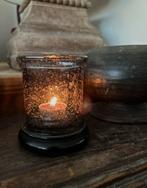 Klein glazen windlichtje op oud houten voetje sober sleets, Huis en Inrichting, Woonaccessoires | Kandelaars en Kaarsen, Ophalen of Verzenden