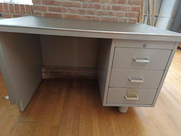 Vintage metalen bureau met 3 lades, afhalen in Zwijndrecht beschikbaar voor biedingen
