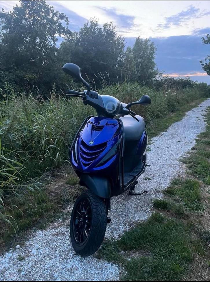 Nette Piaggio zip 80cc 4t, Fietsen en Brommers, Scooters | Piaggio, Zo goed als nieuw, Zip, Benzine, Ophalen