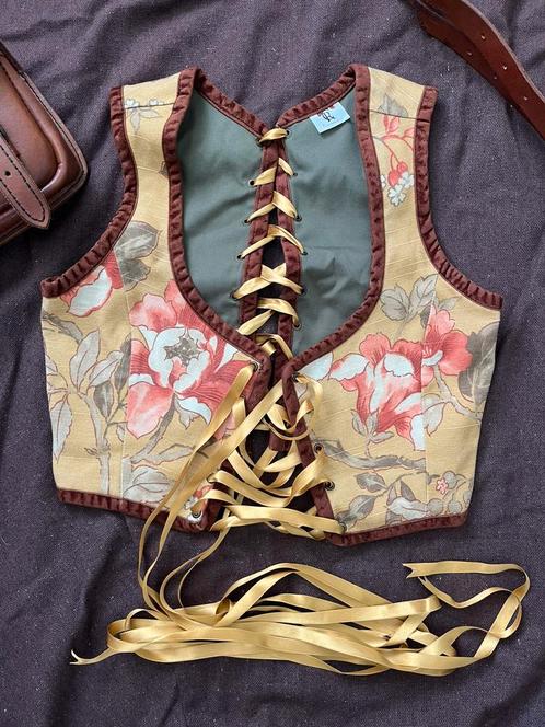 Fantasy cottagecore korset geel met bloemen maat M-L larp, Kleding | Dames, Carnavalskleding en Feestkleding, Zo goed als nieuw