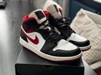 Air Jordan 1 Mid Wit/Rood/Zwart Maat 43, Kleding | Heren, Schoenen, Ophalen of Verzenden, Gedragen, Zwart, Sneakers of Gympen
