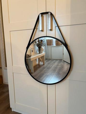Zwarte ronde spiegel met leren band beschikbaar voor biedingen