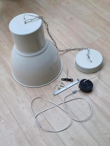 Witte industriële hanglamp  beschikbaar voor biedingen