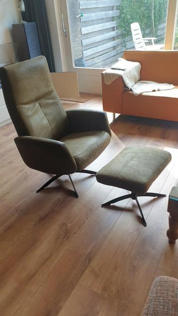 Fauteuil met voetenbankje groen. beschikbaar voor biedingen