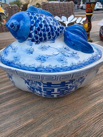 Antiek Blauw-wit keramische schaal met visdeksel beschikbaar voor biedingen