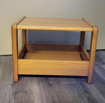 Blank eiken bijzettafeltje/Lectuurbak beschikbaar voor biedingen