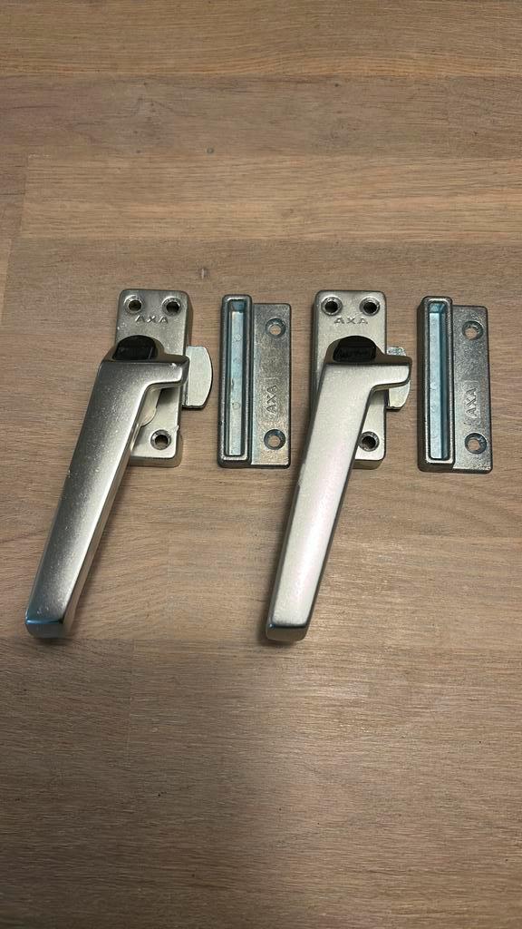 AXA raamsluitingen model 3308 met drukknop, Doe-het-zelf en Verbouw, Glas en Ramen, Zo goed als nieuw, Ophalen of Verzenden