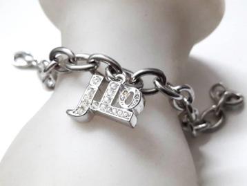 Jennifer Lopez stevige zilverkleurige armband met JLo hanger beschikbaar voor biedingen