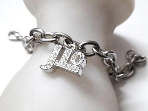 Jennifer Lopez stevige zilverkleurige armband met JLo hanger, Sieraden, Tassen en Uiterlijk, Armbanden, Zo goed als nieuw, Overige materialen