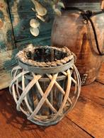 Brocante ratan rotan windlicht met glas erin.