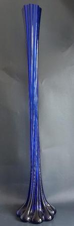 Blauwe gedraaide glazen vaas, 1960, 50 tot 75 cm, Blauw, Ophalen of Verzenden, Glas