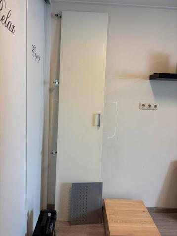 Ikea pax deur, kistje met sleutel en schoenenplank