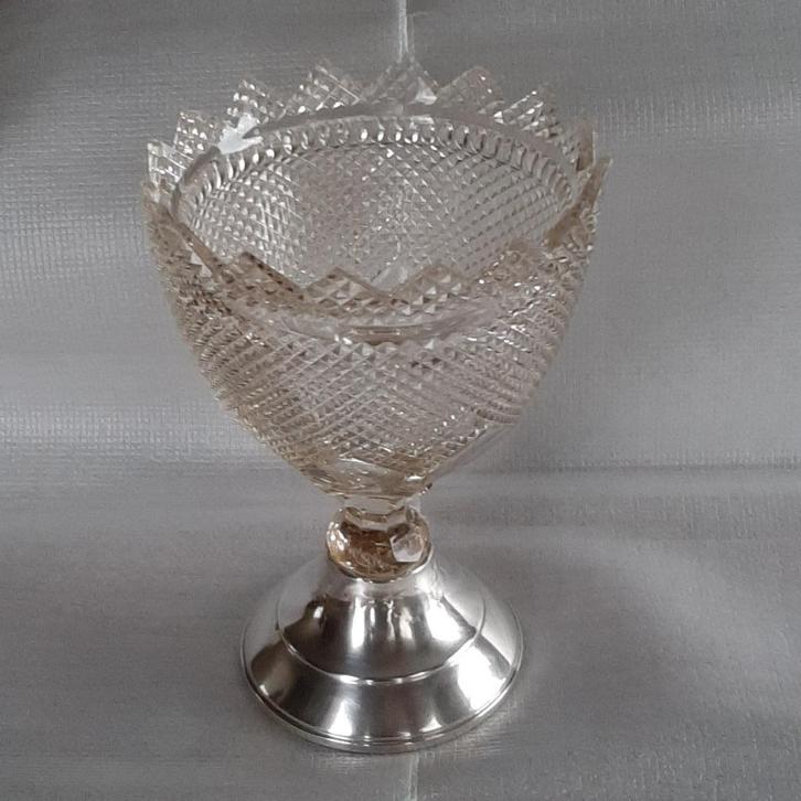 Kristallen bokaal met zilveren voet gemerkt 23 cm. hoog, Antiek en Kunst, Antiek | Glas en Kristal, Ophalen