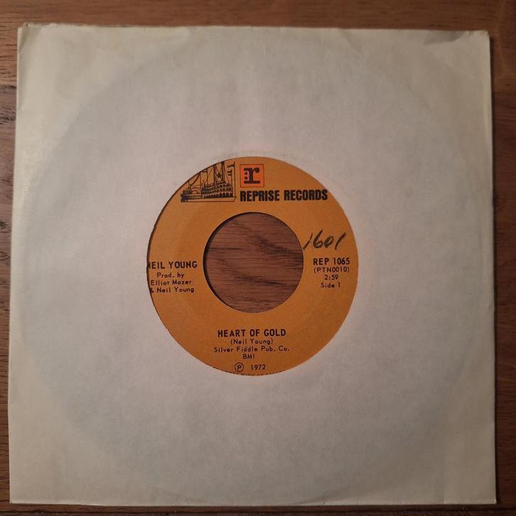 Neil Young - Heart Of Gold (b kant is slecht) (052), Cd's en Dvd's, Vinyl Singles, Gebruikt, Pop, Ophalen of Verzenden