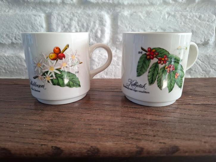 Set van 2 vintage mokken. Villeroy & Boch. H 7,5 cm., Huis en Inrichting, Keuken | Servies, Zo goed als nieuw, Kop(pen) en/of Schotel(s)