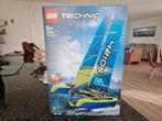 Lego technic 8+  42105  catamaran, Hobby en Vrije tijd, Modelbouw | Boten en Schepen, Ophalen, Zo goed als nieuw