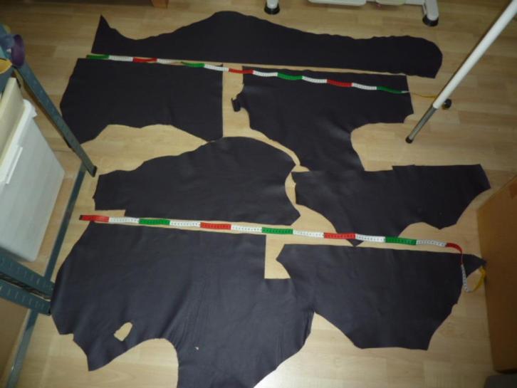 Donkerpaars resten soepel echt leer rundleer, Hobby en Vrije tijd, Stoffen en Lappen, Nieuw, Leer of Kunstleer, 30 tot 120 cm
