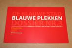 Blauwe Plekken — Fotoboek Blauwe Stad — Dossier Nr. 3, Boeken, Ophalen of Verzenden, Gelezen