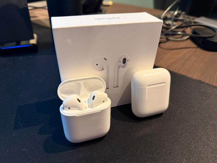 AirPods 1 (A1523) & 2 (A2031) - Deels werkend, Telecommunicatie, Mobiele telefoons | Oordopjes, Gebruikt, In gehoorgang (in-ear)