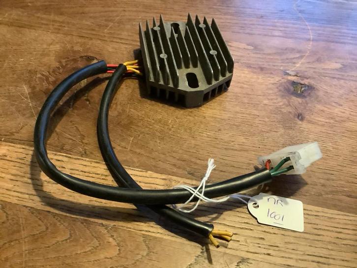 Spanningsregelaar.     (Electro Box D, nr 1001), Fietsen en Brommers, Brommeronderdelen | Scooters, Overige merken, Overige typen