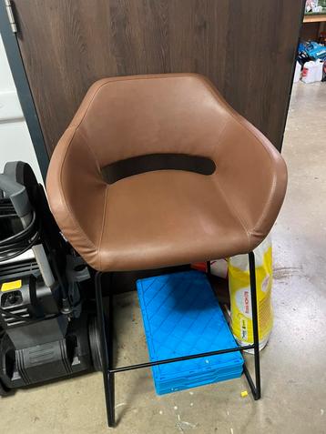 Barkruk van sateliet beschikbaar voor biedingen