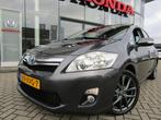 Toyota Auris 1.8 Full Hybrid 136PK 5D CVT Dynamic Business, Auto's, Toyota, Stof, Gebruikt, Zwart, 4 cilinders