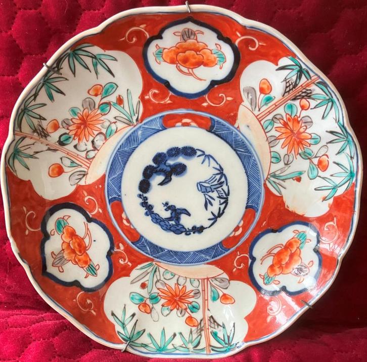 Antiek Porseleinen gecontourneerde Imari schotel met floraal, Antiek en Kunst, Antiek | Porselein, Verzenden