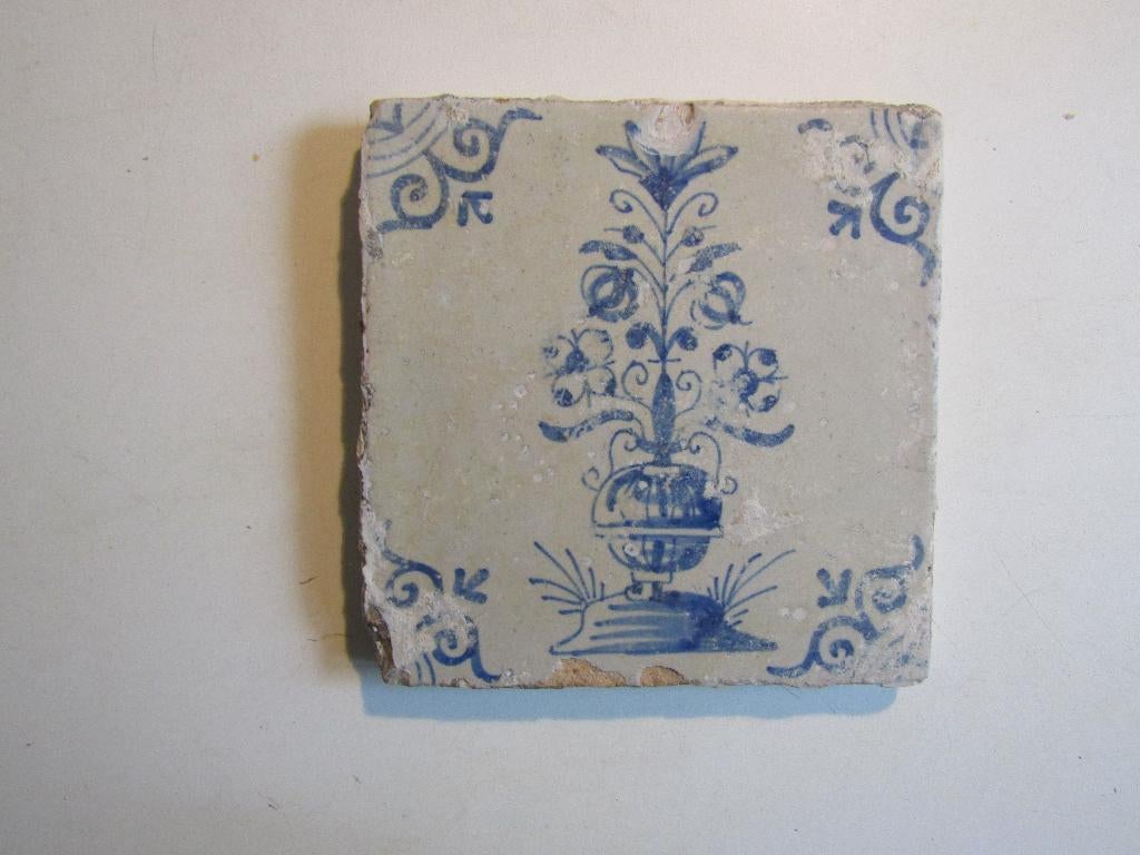 een 17e eeuwse tegel met een vaas met bloemen, Antiek en Kunst, Ophalen of Verzenden