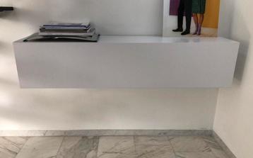 Bijna nieuwe witte zwevende kast