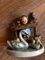 Goebel Hummel Beeldje 344 - Meisje met Zwanen (1956), Ophalen of Verzenden