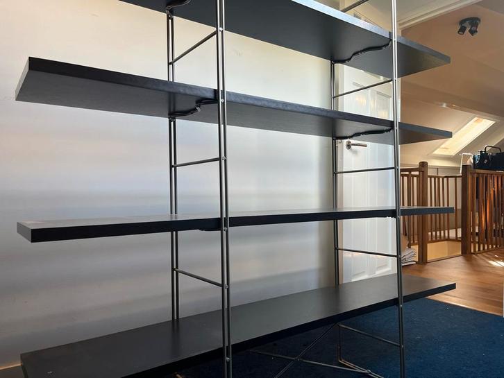 Stijlvolle zwarte wandkast IKEA., Huis en Inrichting, Kasten | Boekenkasten, Gebruikt, 100 tot 150 cm, 150 tot 200 cm, 25 tot 50 cm