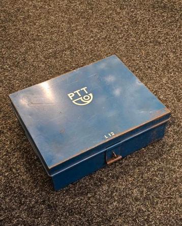 Blauwe metalen kist met lade van de PTT beschikbaar voor biedingen