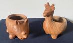 2 Bloempotjes in vorm van een dier .(neushoorn en lama)., Binnen, Ophalen of Verzenden, Zo goed als nieuw, Overige vormen