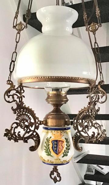 ANTIEKE HANGLAMP MET MELKGLAZEN KAP EN KERAMISCHE BUIK beschikbaar voor biedingen