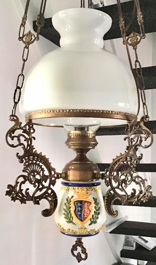 ANTIEKE HANGLAMP MET MELKGLAZEN KAP EN KERAMISCHE BUIK, Antiek en Kunst, Antiek | Lampen, Ophalen of Verzenden