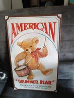 Vintage American Drummer Bear Reclamebord, Antiek en Kunst, Antiek | Wandborden en Tegels, Ophalen of Verzenden
