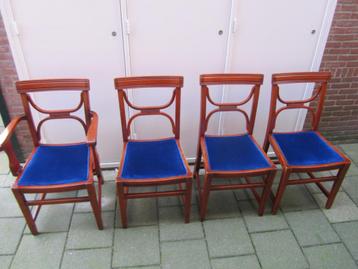Vier houten brocante (eetkamer) stoelen beschikbaar voor biedingen