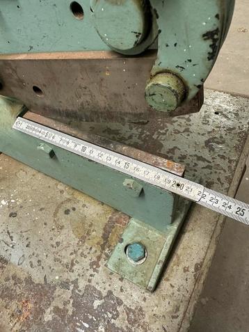 Handbediende metaalschaar beschikbaar voor biedingen