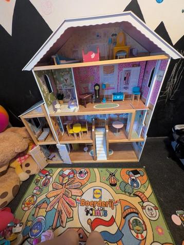 Leuke poppenhuis met meubels en paar poppetjes  beschikbaar voor biedingen
