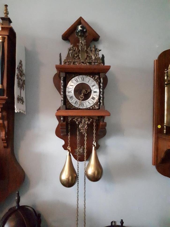 Mooi Zaans klokje met belslag uur en halfuur, Antiek en Kunst, Antiek | Klokken, Ophalen